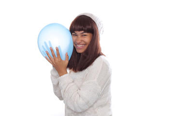 Junge Frau mit blauem Ballon lächelt in die Kamera