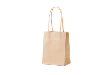 Bolsas de cartón papel con asas de color marrón reciclable sobre un fondo blanco liso y aislado....