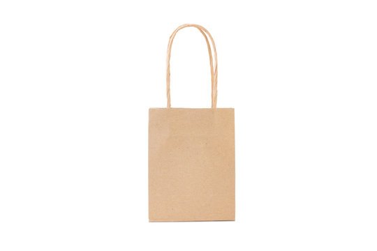 Bolsa de cartón papel de color marrón reciclable vista de frente con asas sobre fondo blanco aislado. Copy space