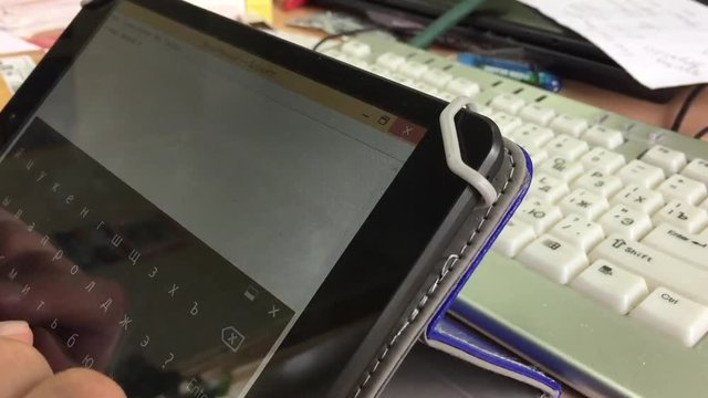 Пальцы мужчины набирают текст на планшетном компьютере