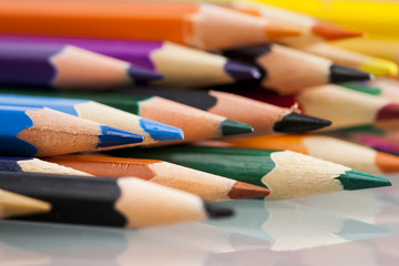 Obraz premium Group of sharp colored pencils with white background and reflexions