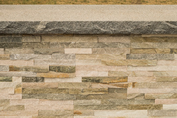Gartenmauer mit Verblendern aus Marmor und Mauerabdeckplatte aus Granit