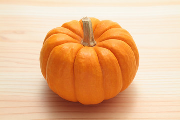 テーブルの上のオレンジ色のかぼちゃ