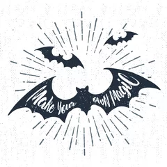  Hand getekend Halloween-label met getextureerde vleermuizen vectorillustratie en inspirerende belettering &quot Maak je eigen magie&quot . © SlothAstronaut