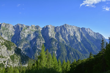 Fototapeta premium Alpejska sceneria wzdłuż Mangrt Road na górze Mangrt, trzecim najwyższym szczycie Słowenii. 12-kilometrowa droga, zbudowana przez armię włoską w 1938 roku, jest najwyższą drogą w Słowenii.