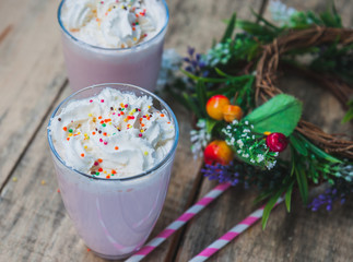 Молочный коктейль со взбитыми сливками