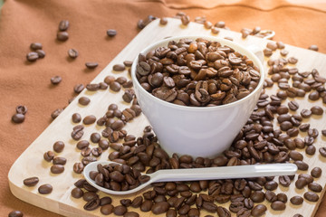 Fototapeta na wymiar Coffee Cup with coffee beans on wood of coffee beans background