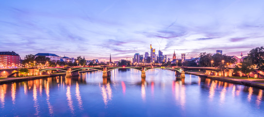 Naklejka premium Frankfurt am Main zur Abenddämmerung