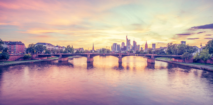 Frankfurt am Main, Skyline zur Abendd&auml;mmerung