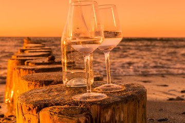 Ostseewein bei sonnenuntergang