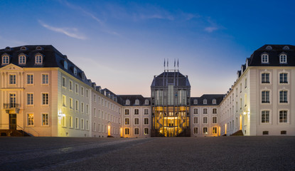 Fototapeta na wymiar Saarbrücken Saarbrücker Schloss in der Dämmerung – Château de Saarebruck au crépuscule