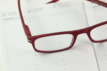 Un paio di occhiali su un'agenda