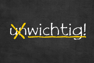 Tafel mit Aufschrift-(un)wichtig!
