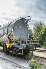 Fototapeta na wymiar Güterwagon für flüssige Gefahrengüter auf dem Gleis