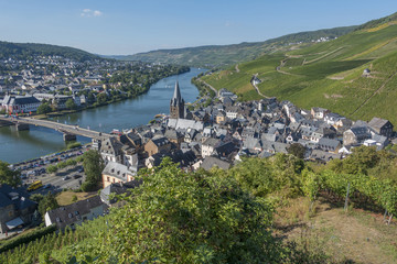 Fototapeta na wymiar GERMANY, BERNKASTEL, MOSELLE, View of the city Bernkastel-Kues in the Mosel valley surrounded by vineyards. It probably was founded by the Romans about 2000 years ago.