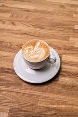 Leckerer Cappuccino auf einem schönen Holztisch