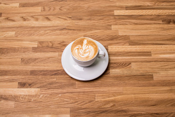 Leckerer Cappuccino auf einem schönen Holztisch