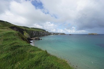 Obraz premium Landschaft um Carrick-a-Rede - Rope Bridge / Nordirland