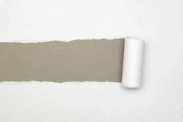 Weißes Papier gerissen mit Textfreiraum