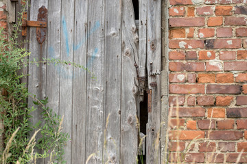 old broken house / old broken house with wooden door