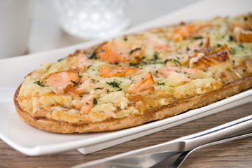 Pizzabrot mit Lachs und Käse