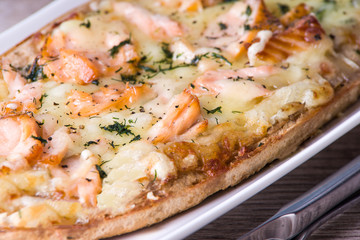 Pizzabaguette mit Lachs und Käse