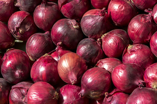 rote zwiebeln auf dem Markt als Hintergrund