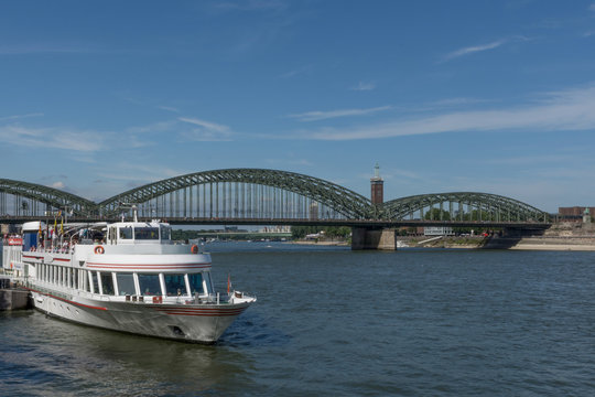 Blick auf Rhein und Hohenzollernbrücke Köln