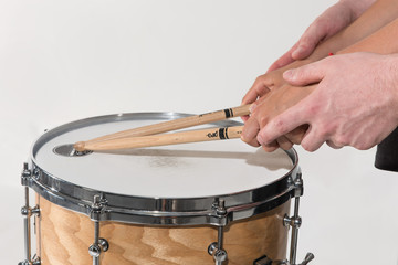 Mani su batteria musicale