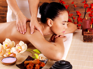 Obrazy na Szkle  Masażysta robi masaż na ciele kobiety w salonie spa