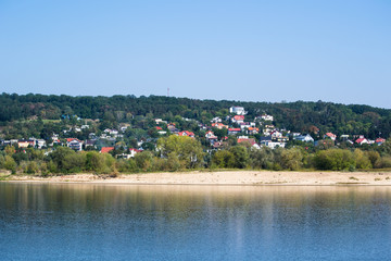 Krajobraz miasteczka nad rzeką © Senatorek