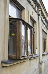 Fototapeta Old window on a house in Sremski Karlovci.  Kibic fenster . obraz