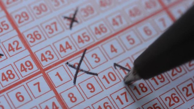 Ausf&uuml;llen eines Tippscheines f&uuml;r die Chance auf einen Millionengewinn
