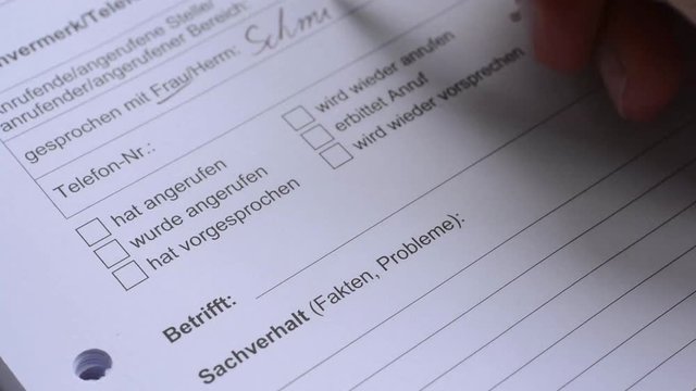 Telefonnotiz wird ausgef&uuml;llt