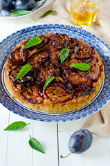 Pie with caramelized plums without gluten in corn flour