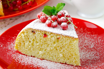 Vanilla sponge cake with fresh red currants