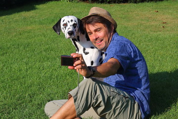 Man fotografiert Hund und sich, selfie