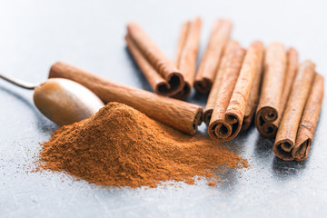 Cinnamon sticks and ground cinnamon.