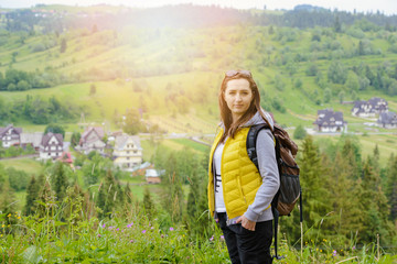 Naklejka premium woman hiker hiking on trail