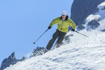 Fototapeta na wymiar eleganter Skifahrerr im Telemarkstil