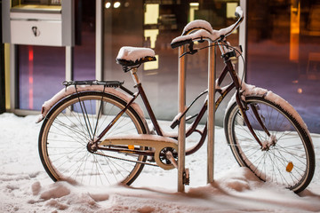 Fototapeta na wymiar Bicycle under the snow