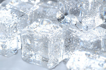 Obraz premium Macro detail of ice cubes with water droplet