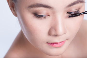 Obraz premium Beauty shot of woman holding the makeup brush