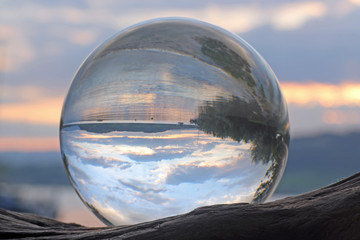 sonnenuntergang in kristallkugel, murtensee schweiz
