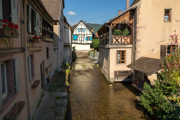 Fototapeta na wymiar Rivière Andlau dans le village