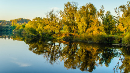 Fototapeta na wymiar Herbstlicher Fluß