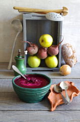 Rote Bete Suppe mit Apfel und creme fraiche - Stillleben