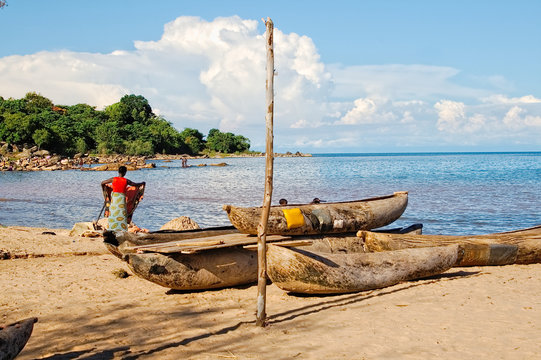 Fototapeta Schronienia kajaki na brzegu jeziora Malawi