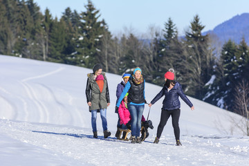 Gaudi im Schnee mit Freundinnen