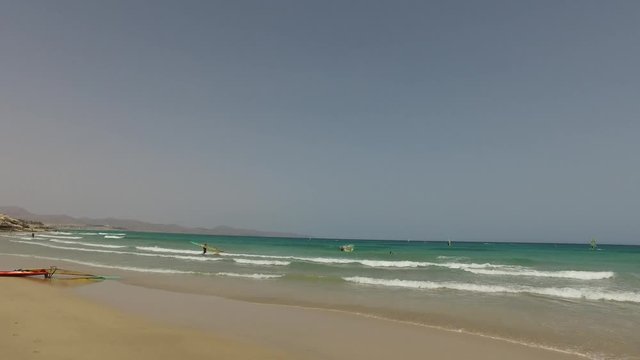 Playa de Sotavento, Fuerteventura, Isole, Canarie, Spagna: la spiaggia di Sotavento con kitesurfer windsurfer e bagnanti